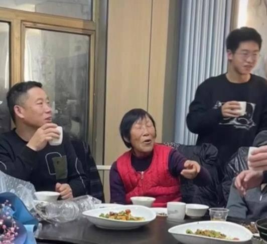 张聪最新邻居爆料,揭秘明星邻居的真实生活  第1张